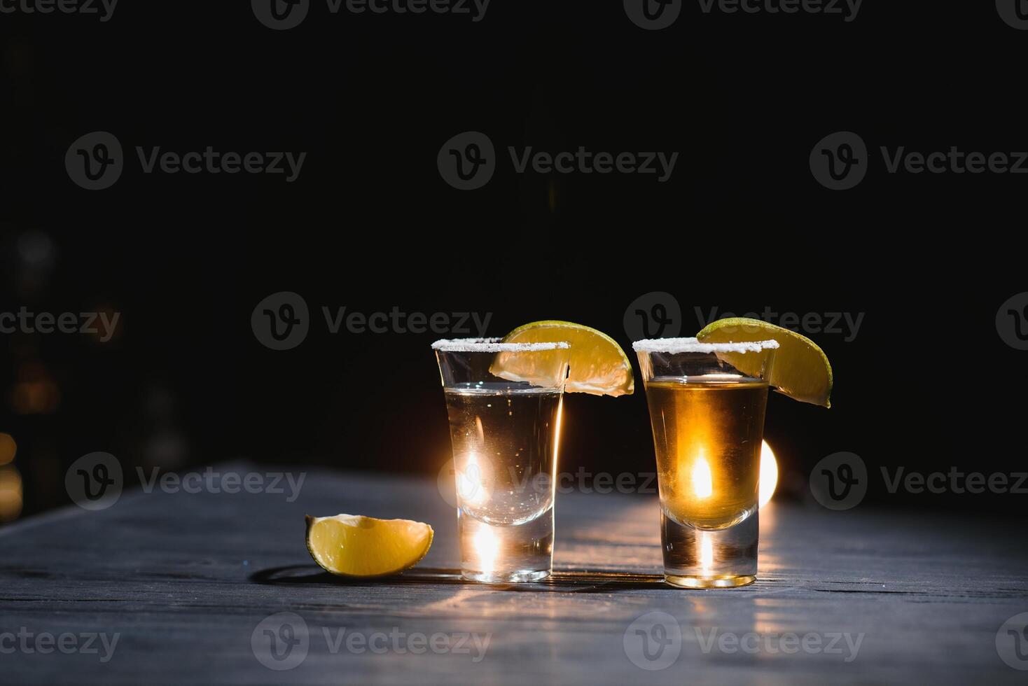 mexicain Tequila avec citron vert et sel sur en bois tableau, sélectif se concentrer. espace de copie. photo