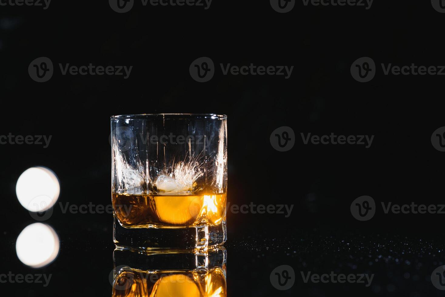 whisky verre noir Contexte brillant photo