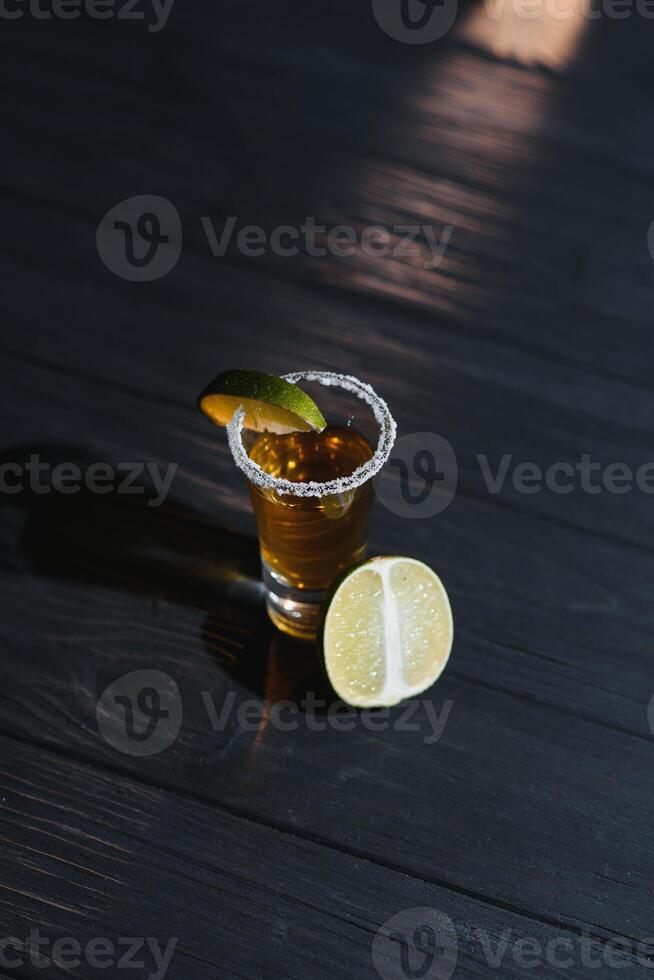 Tequila coup avec citron vert . sélectif concentrer photo