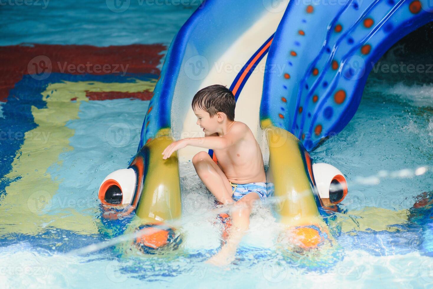 garçon ayant amusement dans aqua parc photo