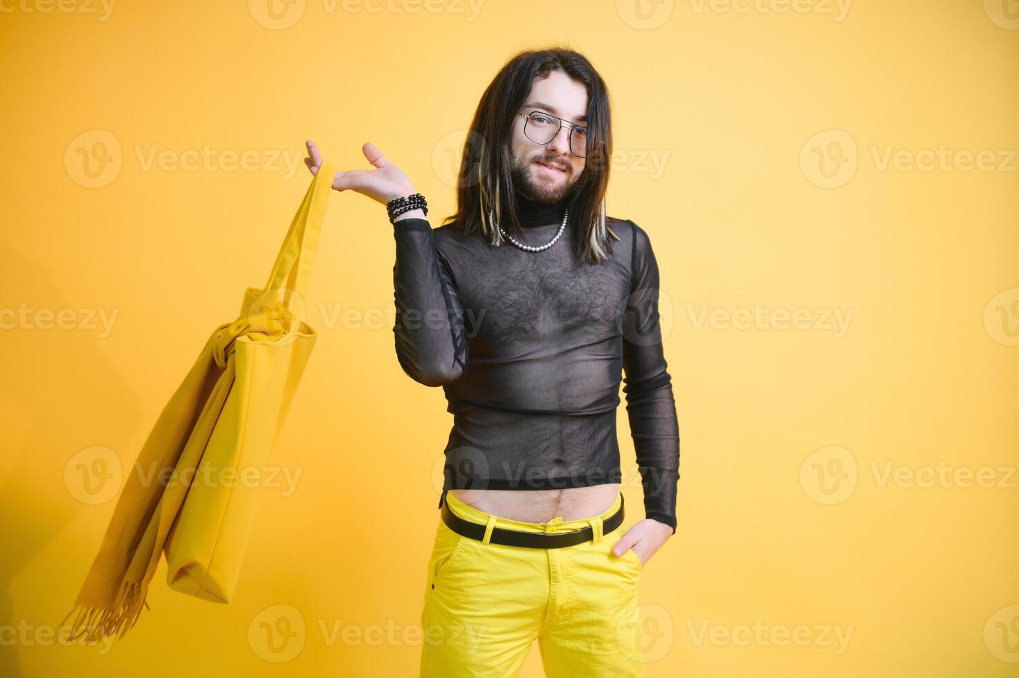 jeune, Beau gay homme sur une coloré Contexte dans le studio. lgbt concept. photo