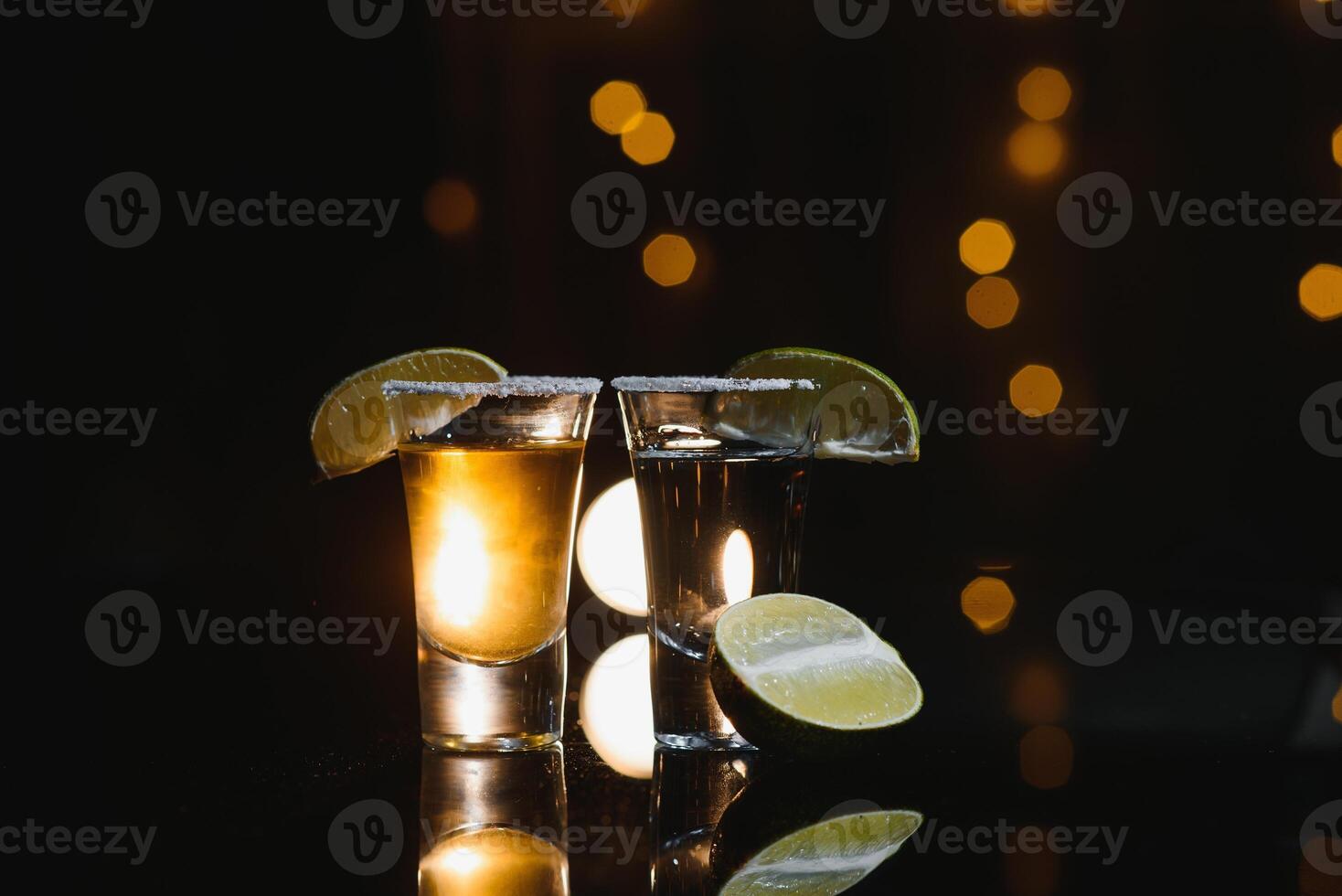 Tequila coup avec citron vert . sélectif concentrer photo
