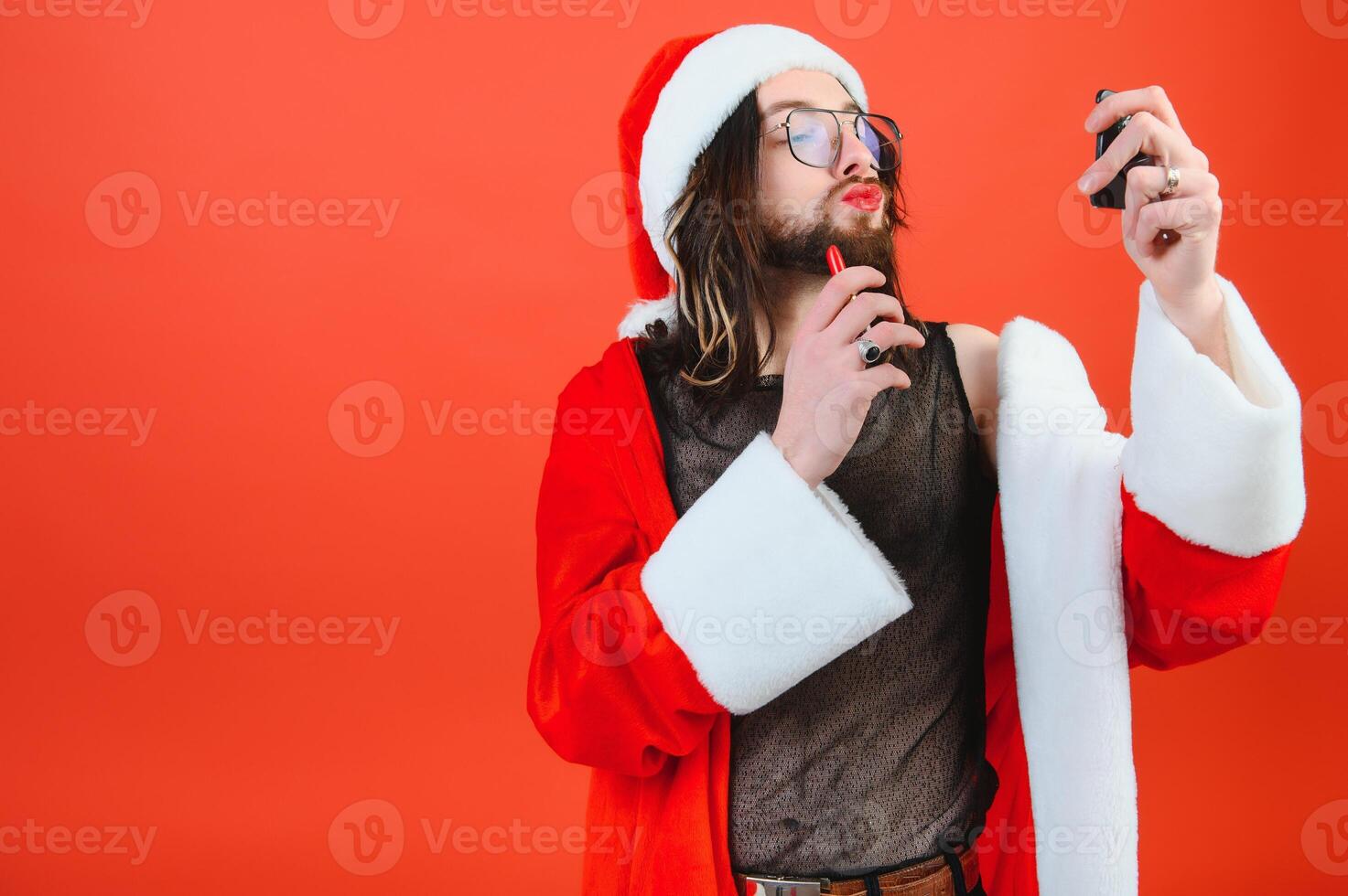 Nouveau années gay faire la fête. une gay homme dans une Père Noël costume. égalité. lgbt communauté. photo