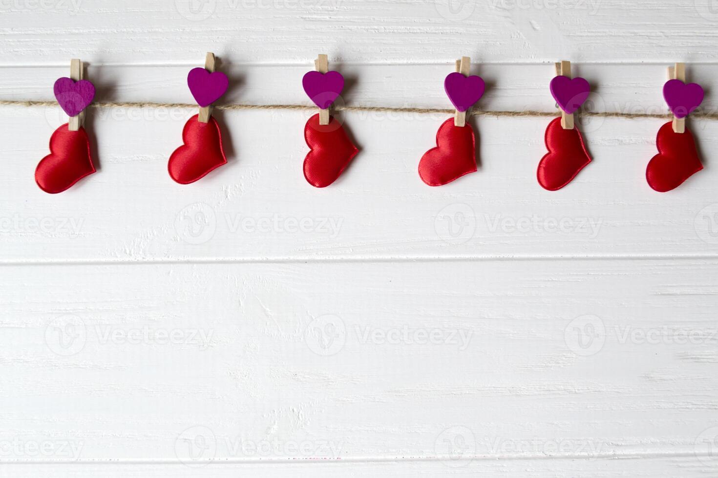 rouge l'amour cœurs attaché sur une décoratif pince à linge. photo