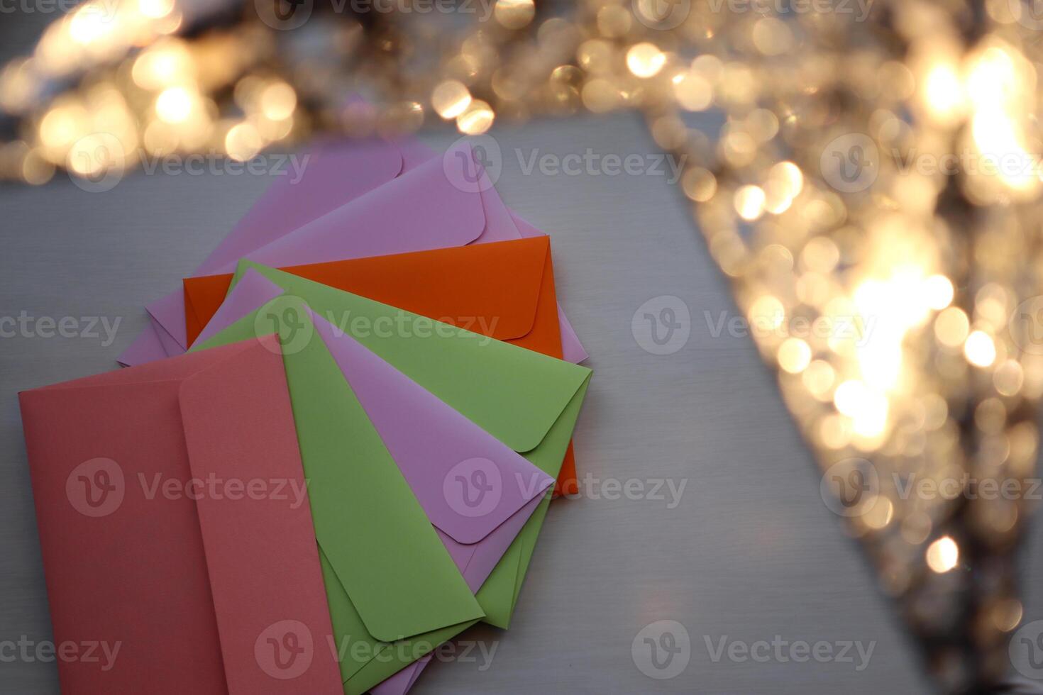 brillant coloré enveloppes dans Noël lumières. photo