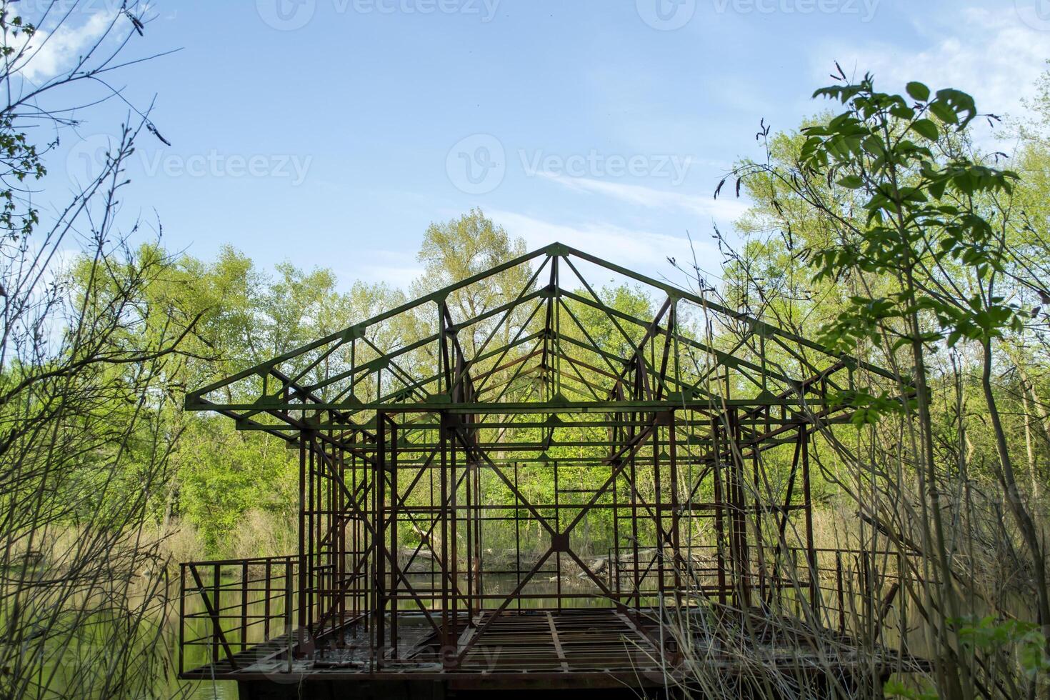 acier construction sur une l'eau de lac. photo