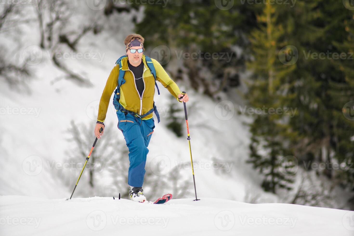une sportif skieur grimpe avec peaux de phoque photo