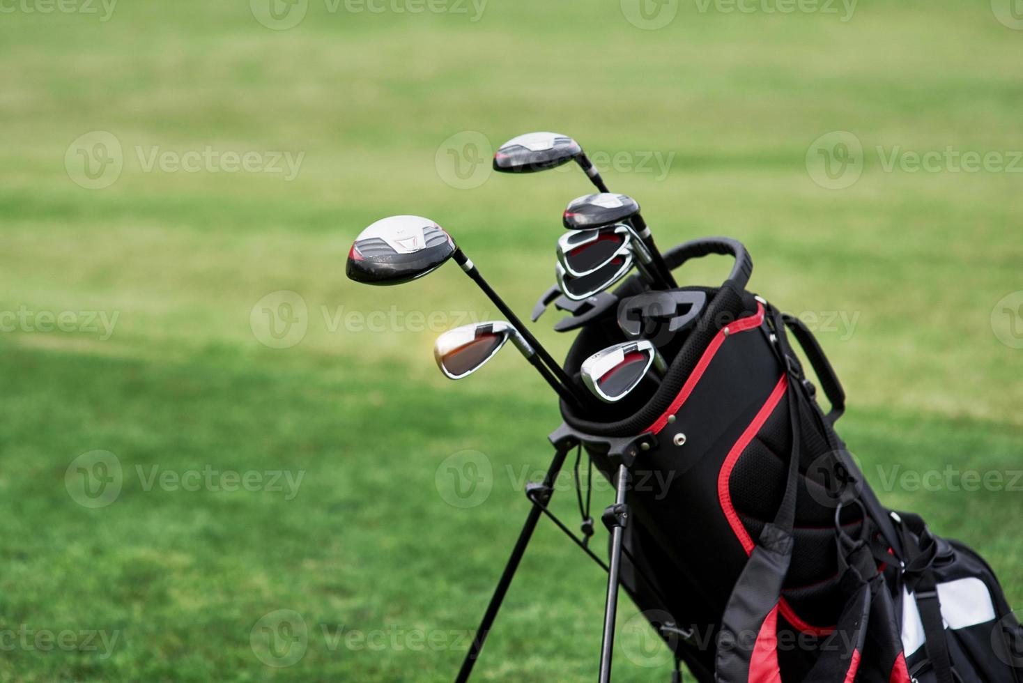 photo d'un sac de golf avec des bâtons debout sur la pelouse verte. vue rapprochée