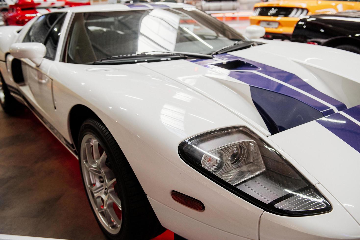 sinsheim, allemagne - 16 octobre 2018 musée technik. grande automobile de sport blanche avec des lignes bleues garée à l'intérieur au salon de l'automobile photo