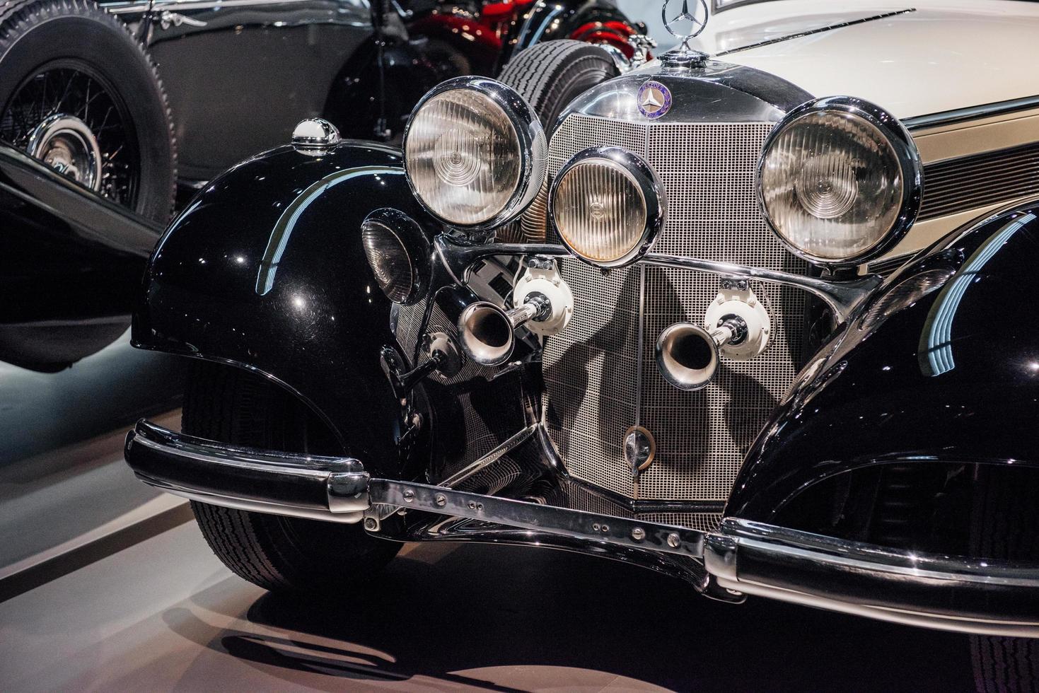 stuttgart, allemagne - 16 octobre 2018 musée mercedes. voiture rétro noire de luxe. vue de la partie avant. phares et calandre photo