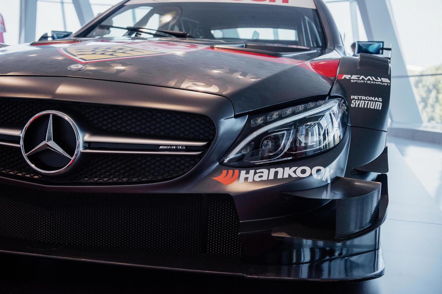 stuttgart, allemagne - 16 octobre 2018 musée mercedes. voiture de sport avec des inscriptions dessus. vue de face de l'auto noire photo