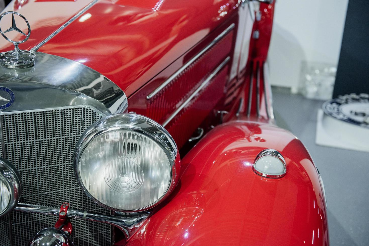 sinsheim, allemagne - 16 octobre 2018 musée technik. voiture de luxe rouge polie dans le style rétro photo