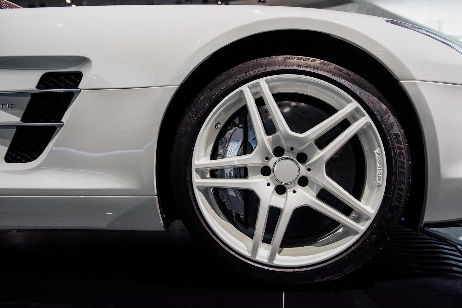 sinsheim, allemagne - 16 octobre 2018 musée technik. roue avant droite de la voiture blanche moderne photo