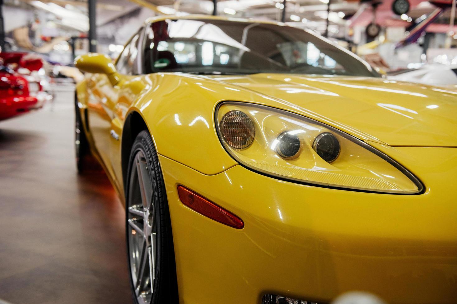 sinsheim, allemagne - 16 octobre 2018 musée technik. exposition de véhicules. avant et côté droit de la voiture jaune moderne avec néon et roue avant de couleur argent photo