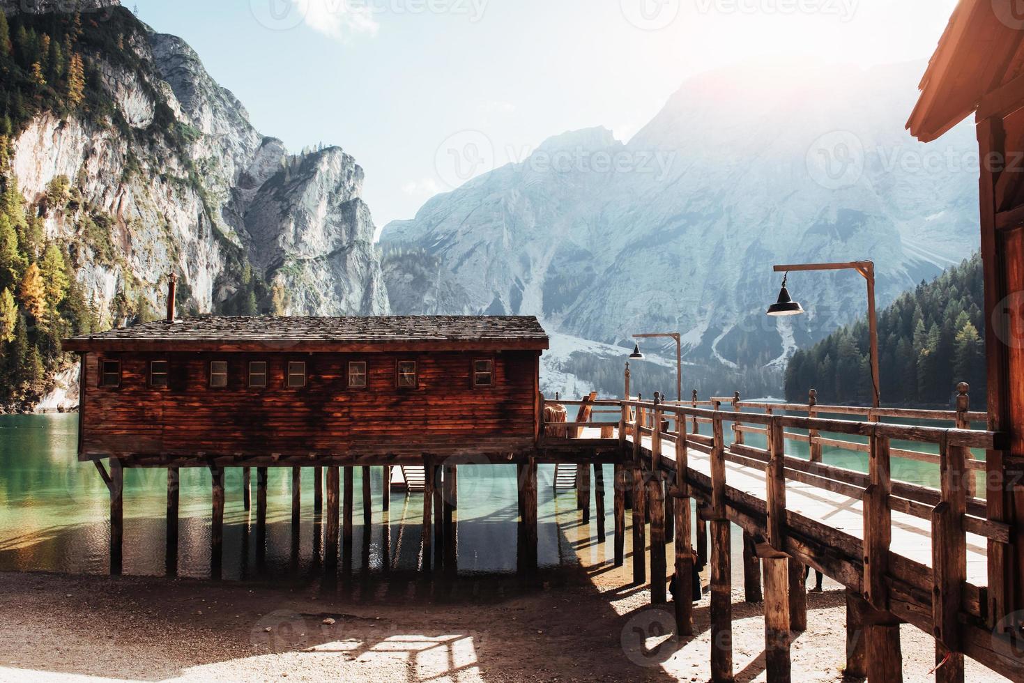 construction à la maison brune et vue latérale de celle-ci. bon paysage avec des montagnes. lieu touristique avec bâtiment en bois et poire photo