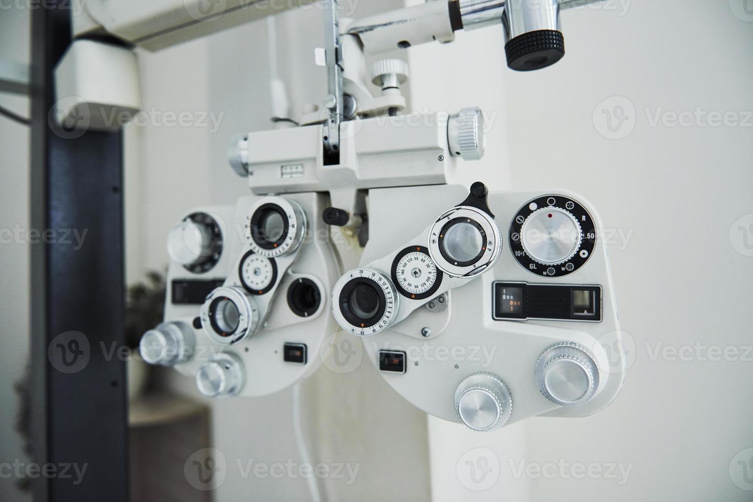 phoropter debout dans le bureau. appareils d'ophtalmologie dans la belle salle blanche photo
