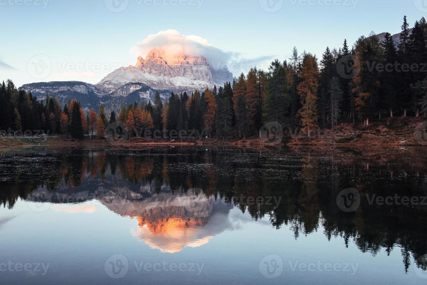 nuages que sur les collines. magnifiques montagnes dans les nuages. grand paysage. bois près du lac photo