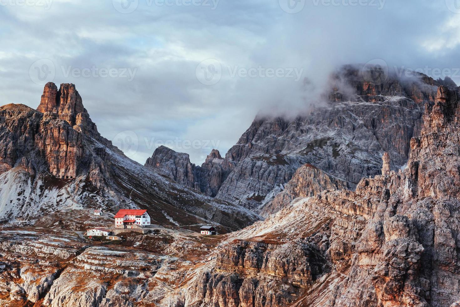 des bâtiments touristiques attendent les personnes qui le souhaitent traversent ces incroyables montagnes de dolomie photo