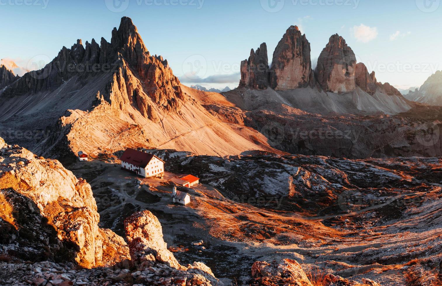 beau temps. paysage exceptionnel des majestueuses montagnes dolomites seceda pendant la journée photo