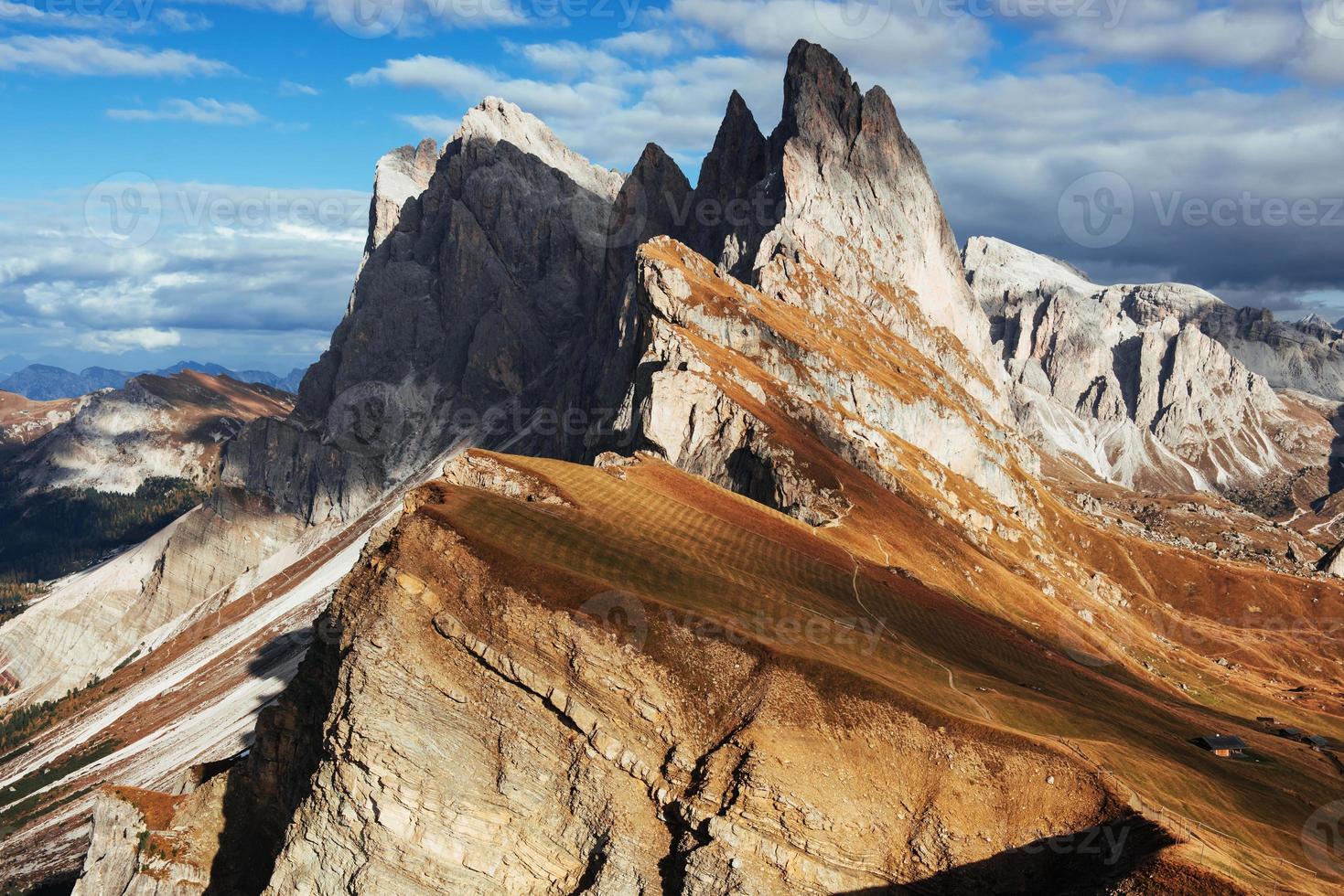 collines de couleur brune. falaises exceptionnelles des montagnes de dolomite seceda pendant la journée photo