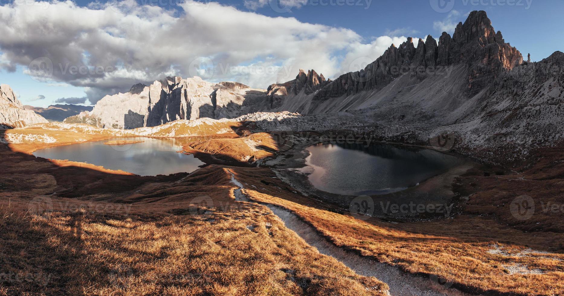 vallée avec des lacs dans les majestueuses montagnes dolomites aux beaux jours. photo panoramique