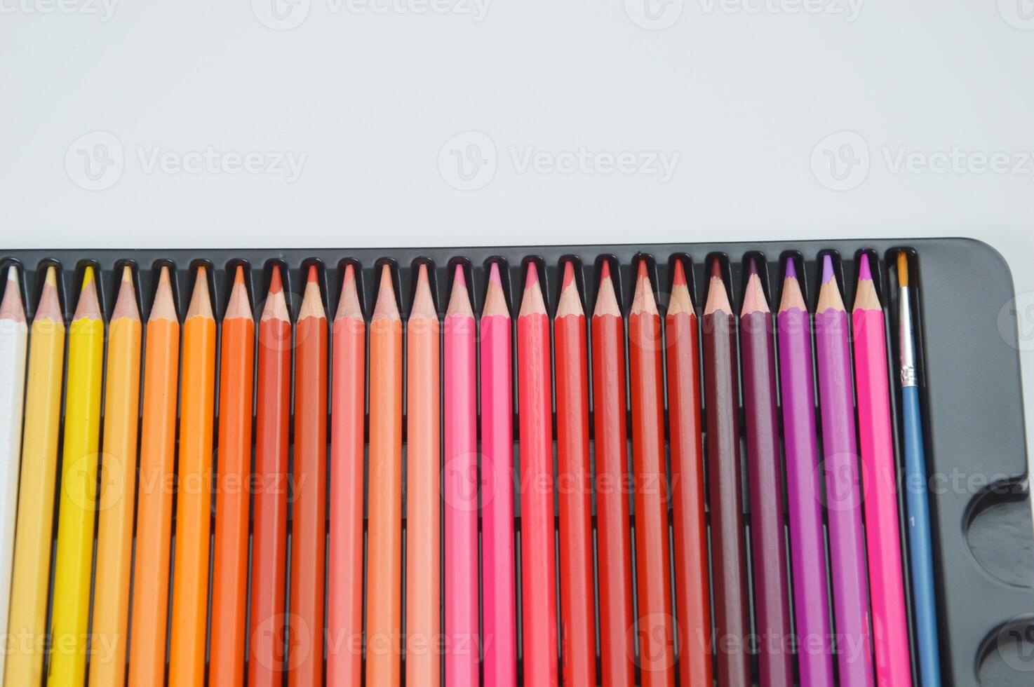 une ensemble de rose-marron coloré des crayons dans une paquet mensonges sur une blanc Contexte. papeterie, matériaux pour dessin, la créativité. photo