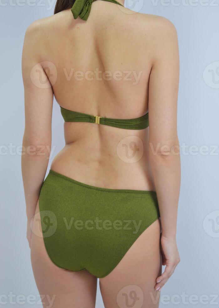 aux femmes vert maillot de bain sur un méconnaissable modèle. plage aux femmes Vêtements sur une mince fille. photo