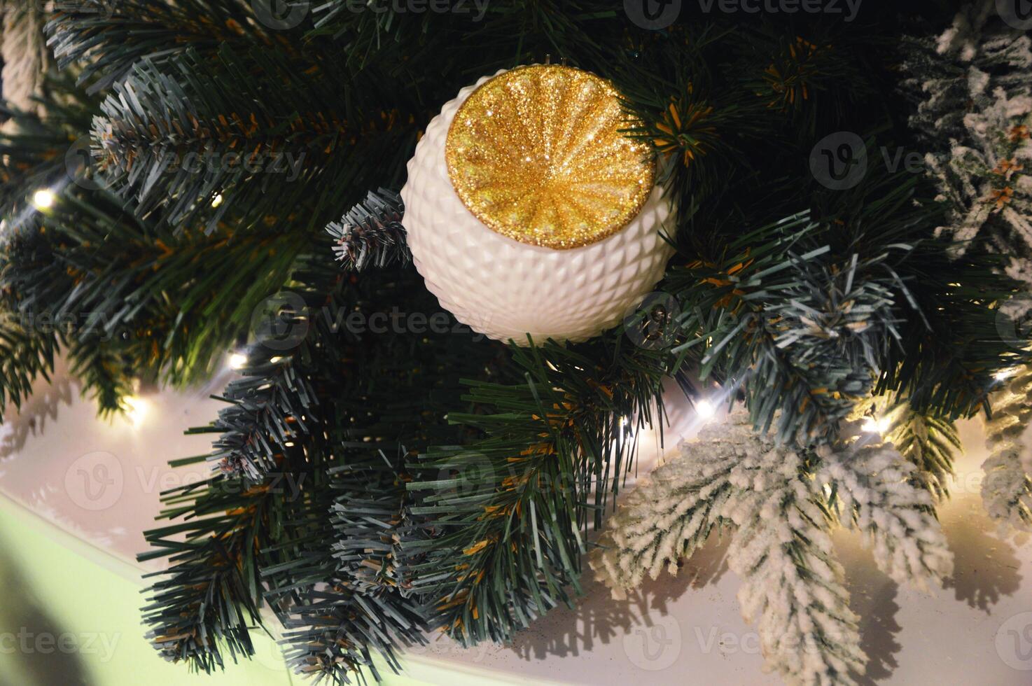 Noël arbre décoré avec blanc et or brillant des balles. de fête Nouveau année Contexte. photo