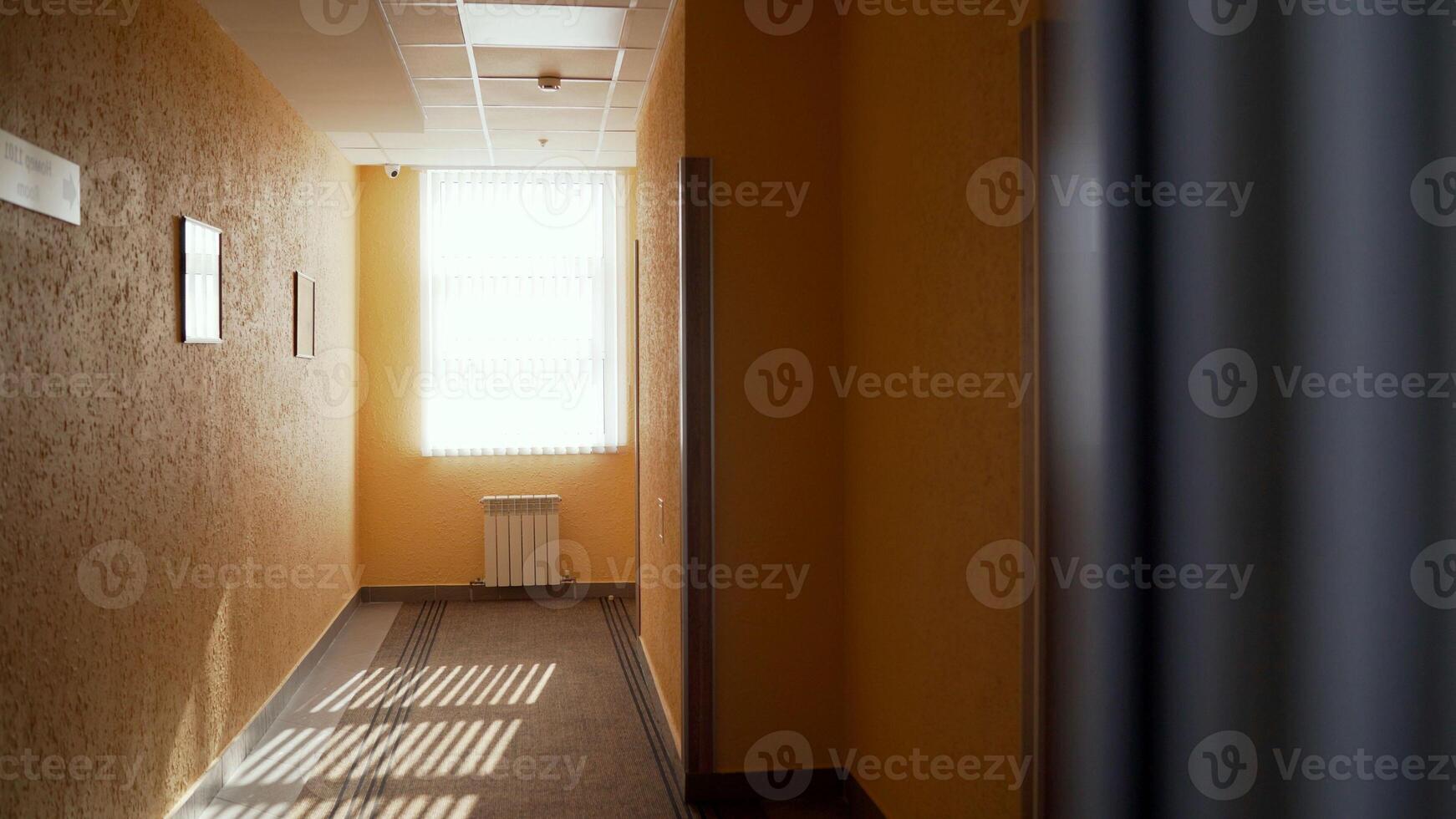 salle dans le vivant chambre. intérieur de une moderne appartement. couloir dans le Hôtel. photo