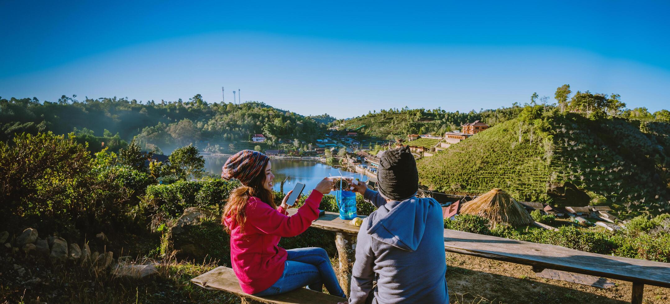 les couples asiatiques boivent du café et prennent leur petit-déjeuner. voyagez dans le village thaïlandais de trip ban rak dans la campagne à mae hong son, en thaïlande. photo