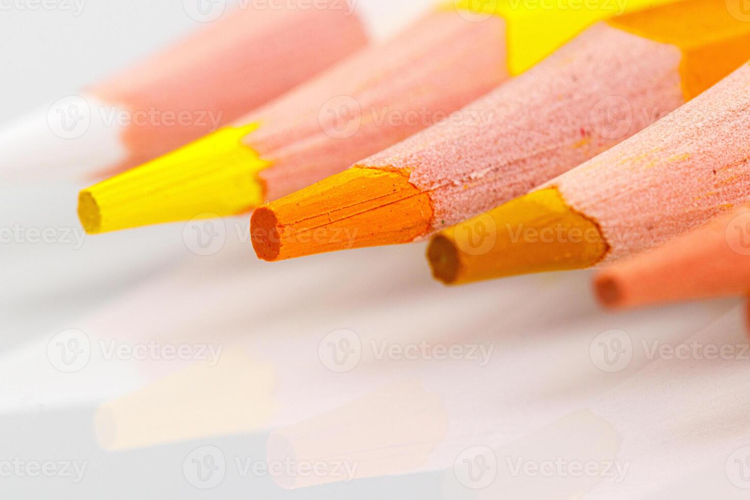 macro multicolore des crayons sur une blanc Contexte photo