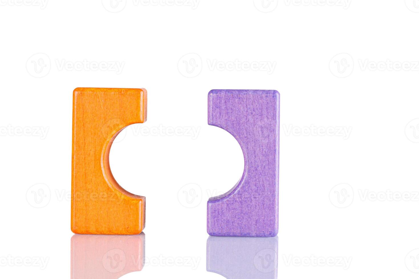 en bois figurine de violet et Orange Couleur sur une blanc Contexte photo