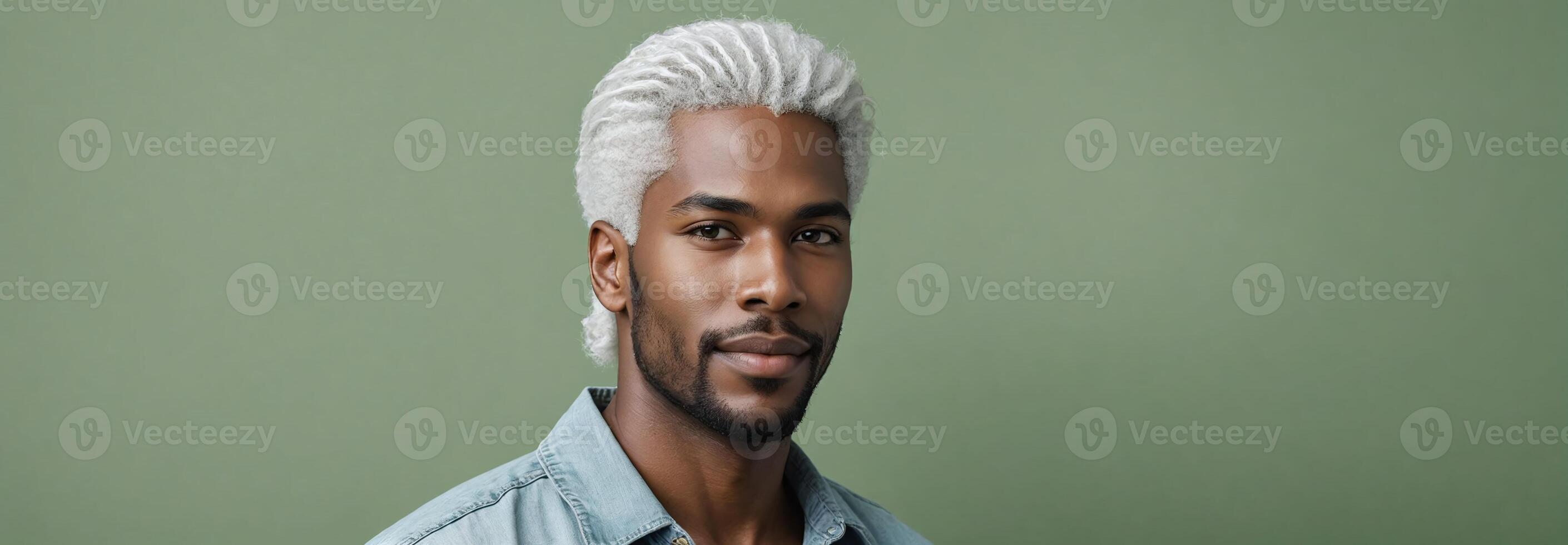 ai généré à mi-chemin portrait photo de une adorer latino-africain américain Beau Masculin modèle avec une blanc cheveux isolé sur une vert printemps moyen Contexte avec copie espace bannière modèle. ai généré