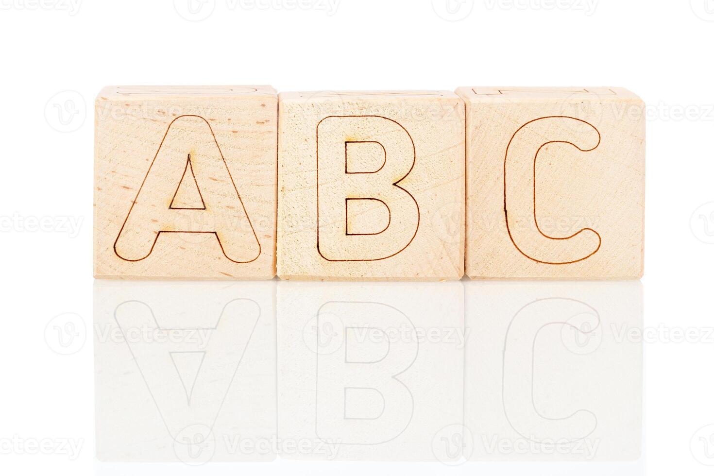 en bois cubes avec des lettres abc sur une blanc Contexte photo
