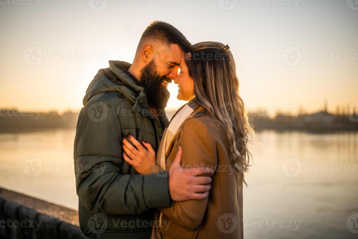 content couple prendre plaisir dépenses temps ensemble Extérieur sur une le coucher du soleil. photo