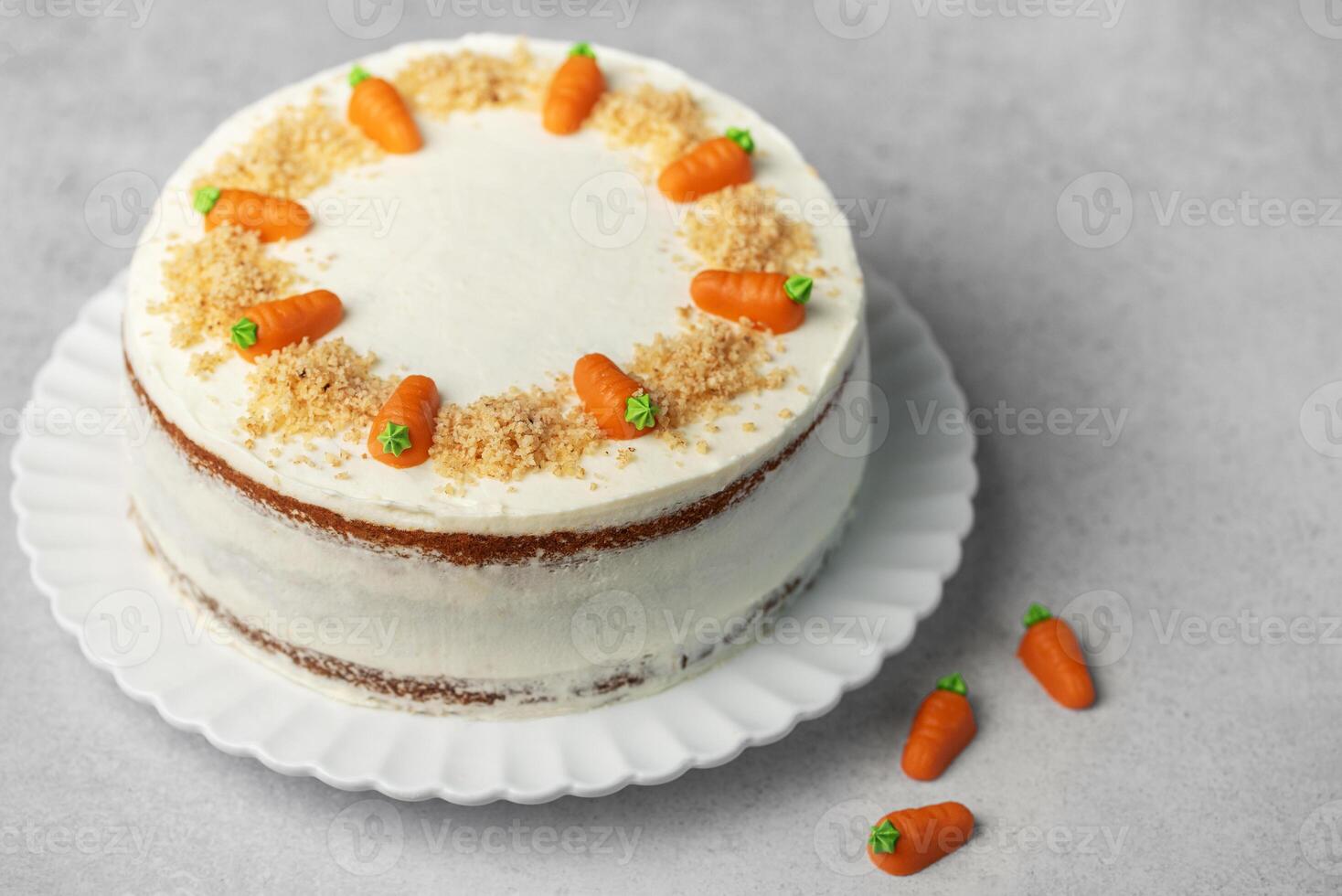 fait maison carotte gâteau fabriqué avec noix, glacé avec crème fromage. sucré dessert. photo