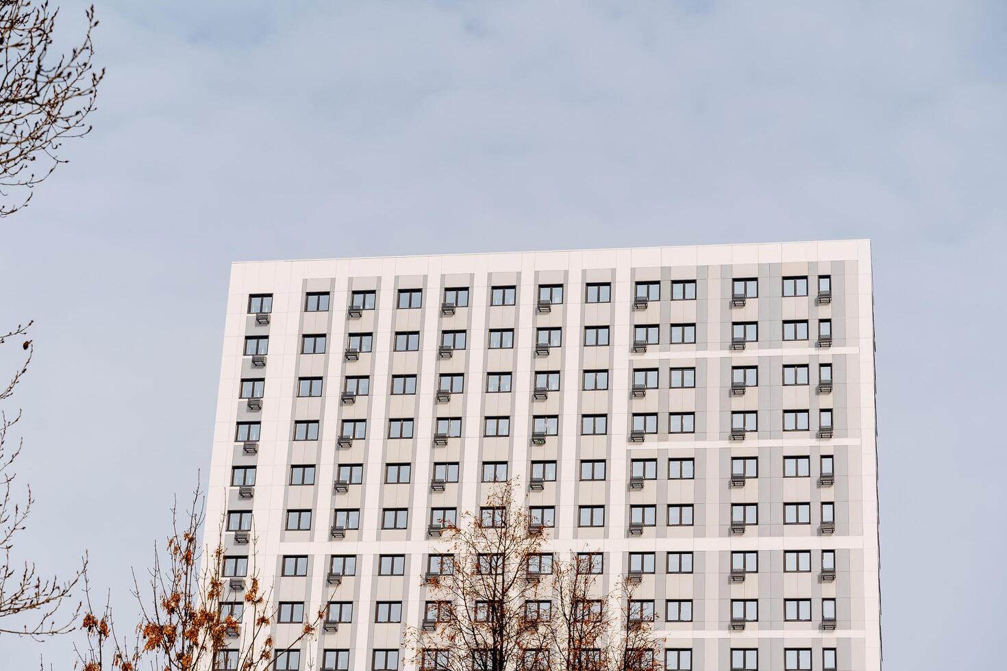 Stupéfiant vue de au loin de une à plusieurs étages blanc bâtiment. Résidentiel complexe pour confortable logement.appartement en hausse haute en haut à le ciel photo