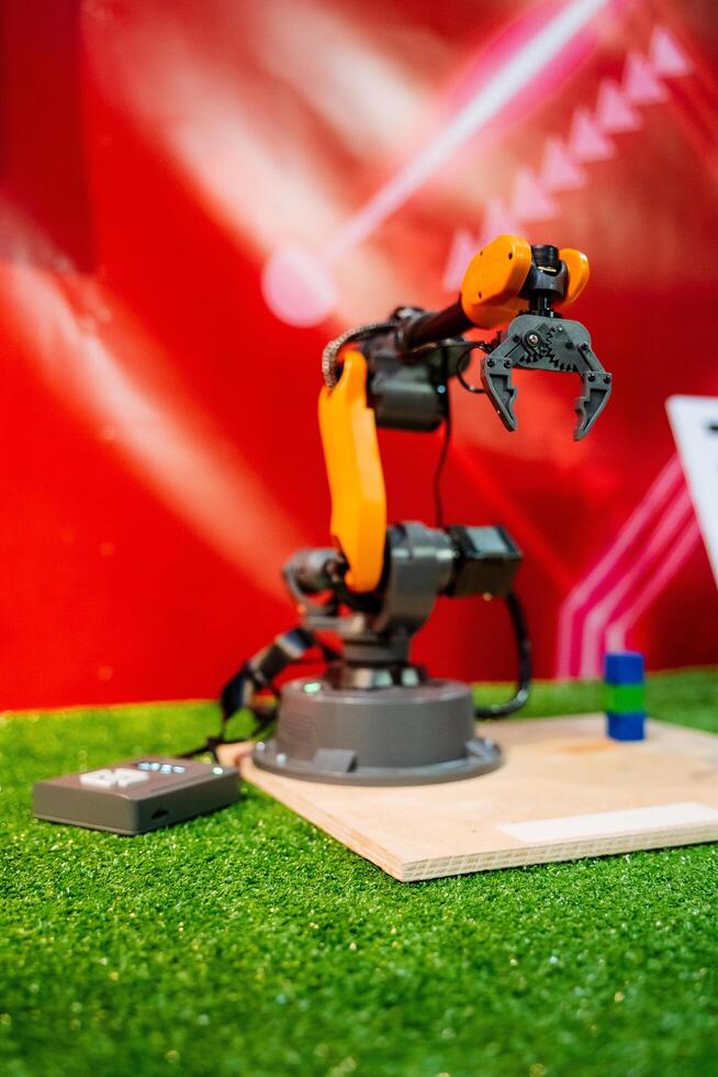 robotique bras de une robotique bras à le exposition supporter à démontrer technologie. photo