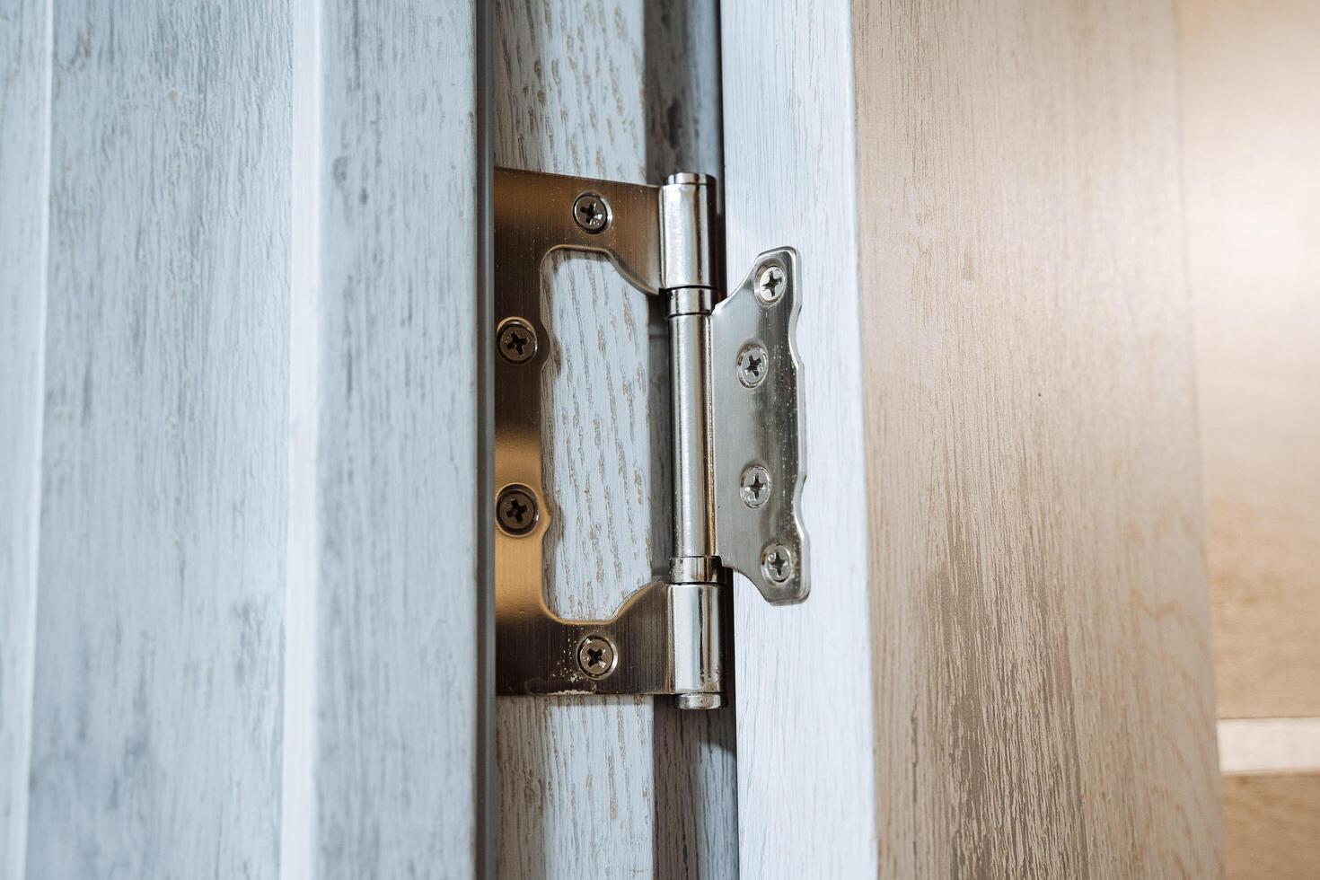 une proche coup de une métal charnière pour une en bois porte. intérieur porte avec charnières. obligatoire raccords dans réparation. moderne maison et intérieur dans il photo