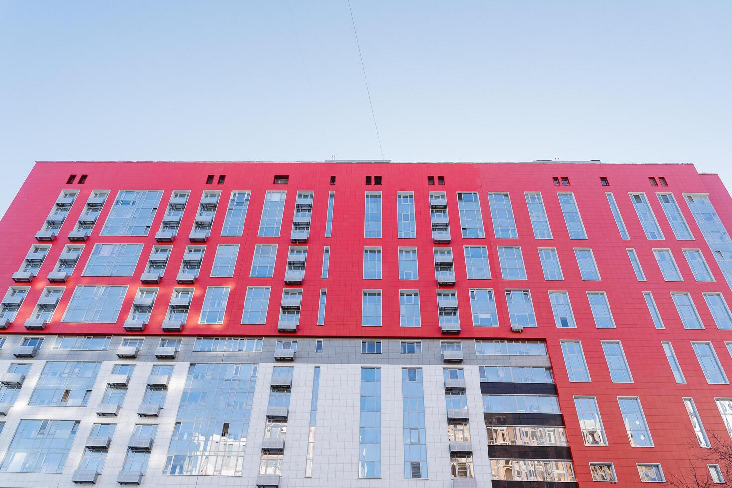 le façade de le loger, le rouge Couleur de le orienté vers matériel, le panneaux sur le loger, le construction est sur, une magnifique bâtiment, une Résidentiel bâtiment. photo