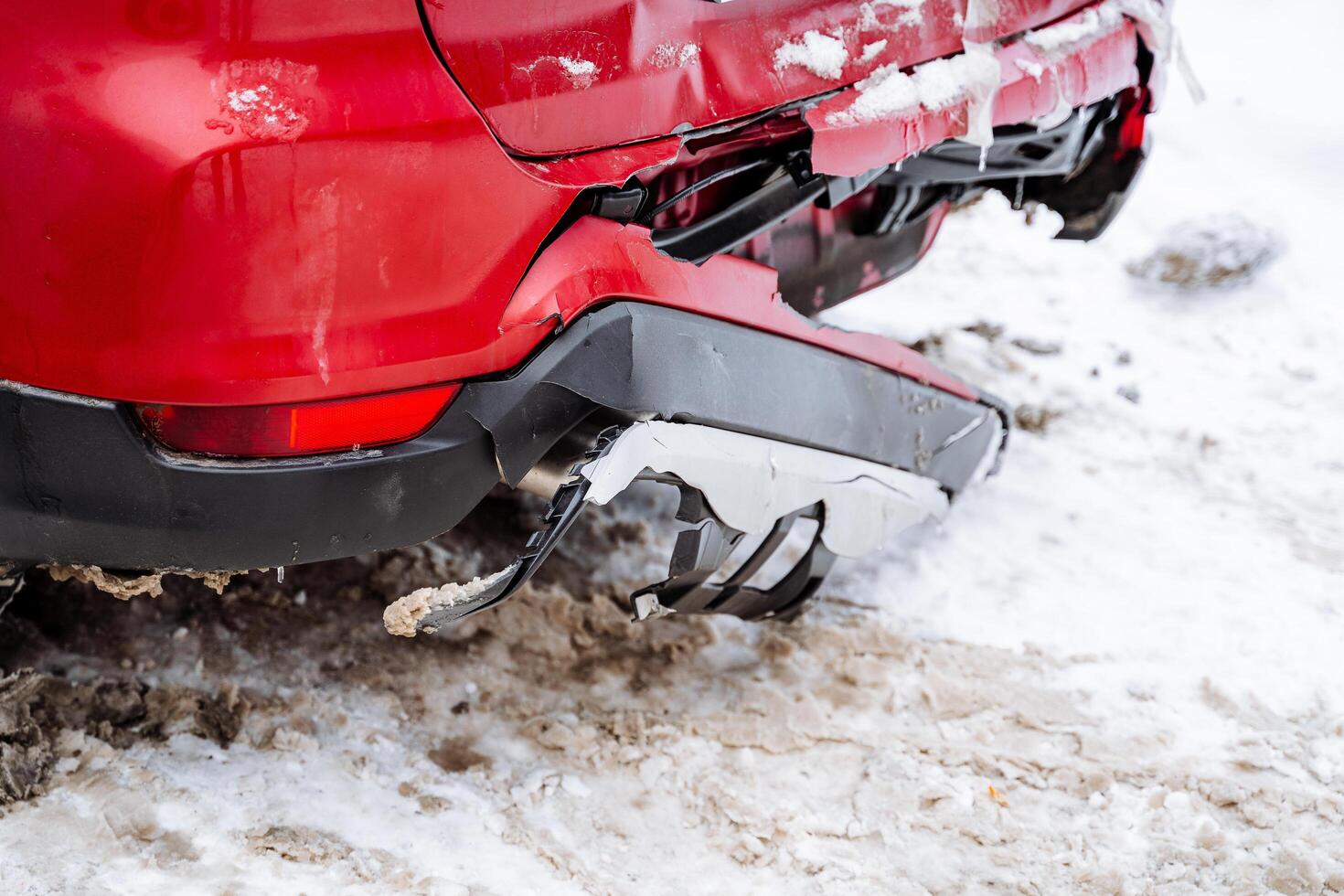 cassé voiture pare-chocs. accident sur le route. le rouge voiture a une cassé arrière tronc. le Plastique dans le voiture fissuré. photo