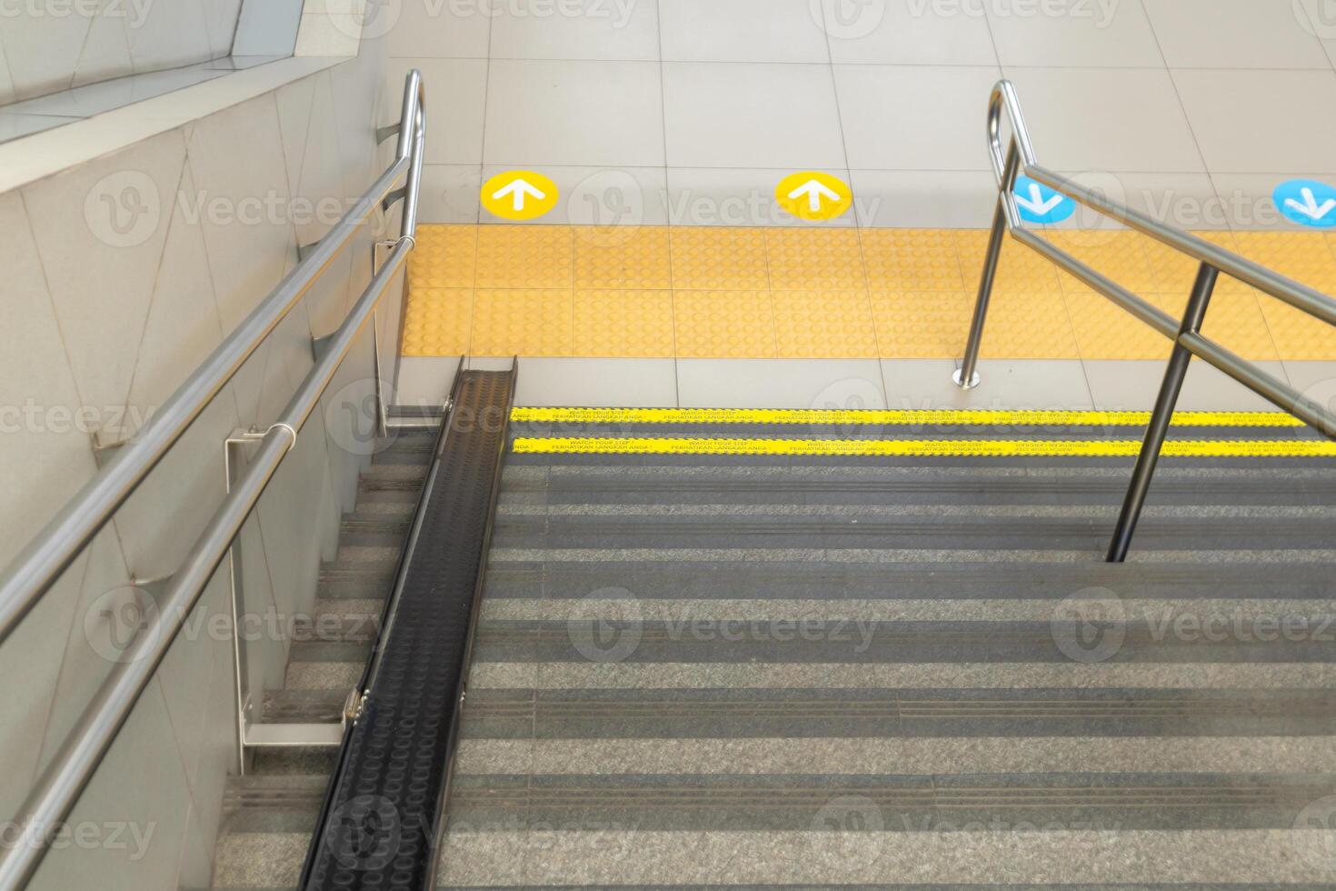 escaliers à train station avec vélo rail photo
