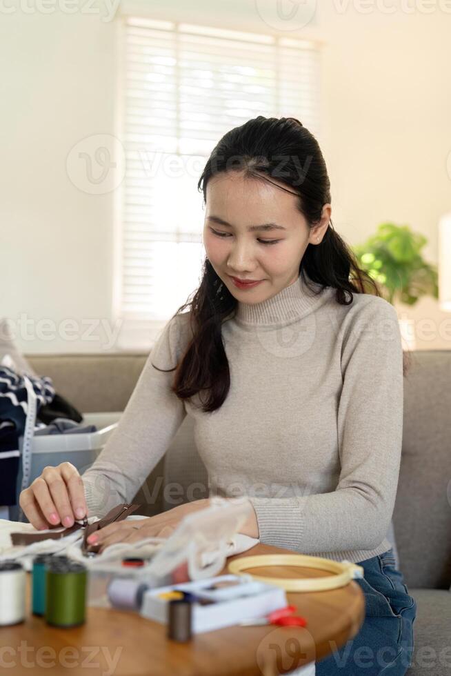 femme réparations coud réutilise en tissu de vieux vêtements économique réutilisation. DIY loisir réutilisation recyclage à Accueil photo