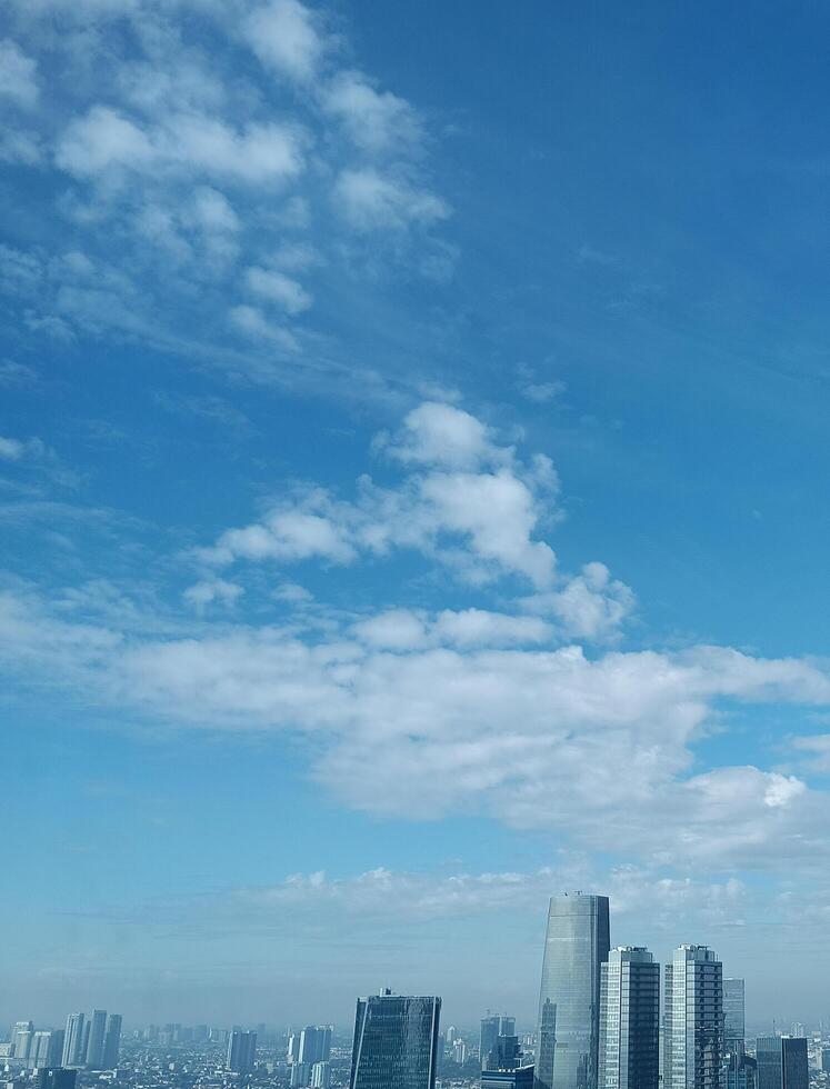 une paysage de grattes ciels embrassement l'aube lumière photo