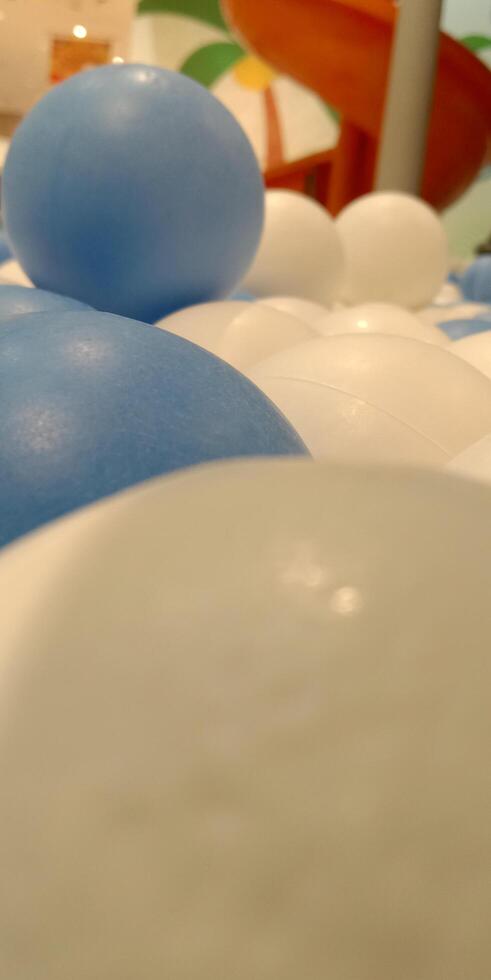 proche en haut de bleu et blanc des balles photo