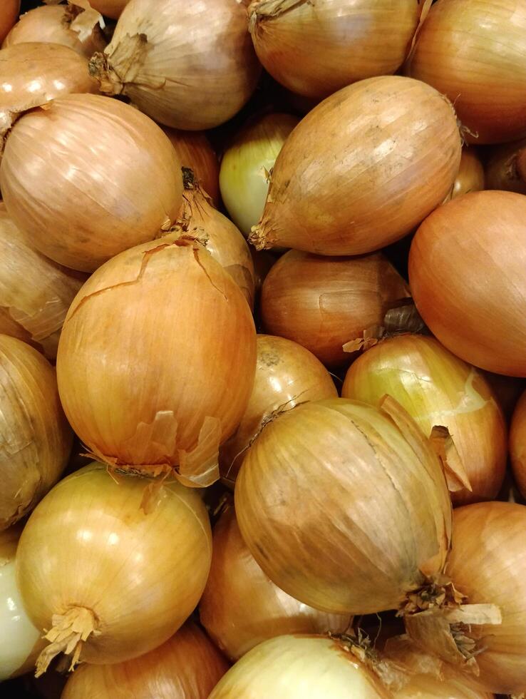 Frais poulet des œufs dans une paquet isolé sur le plateau photo