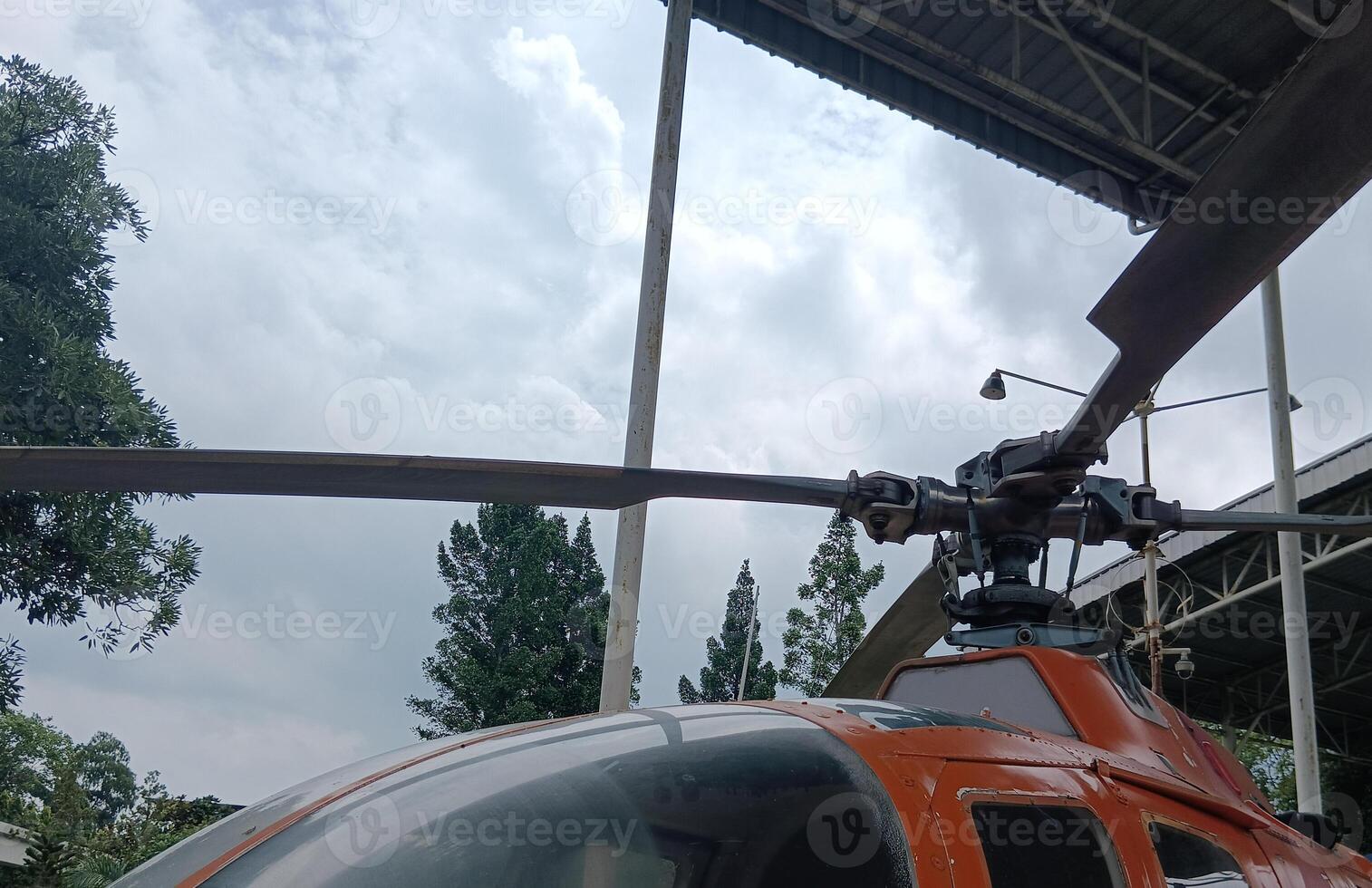 une hélicoptère dans le hangar photo