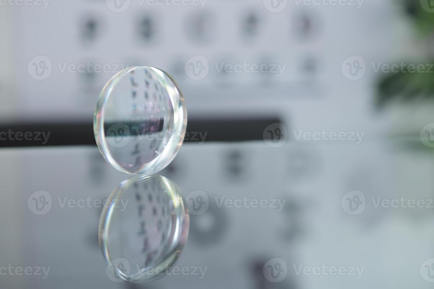 des lunettes lentilles sur le table dans optique, lunettes lentilles photo