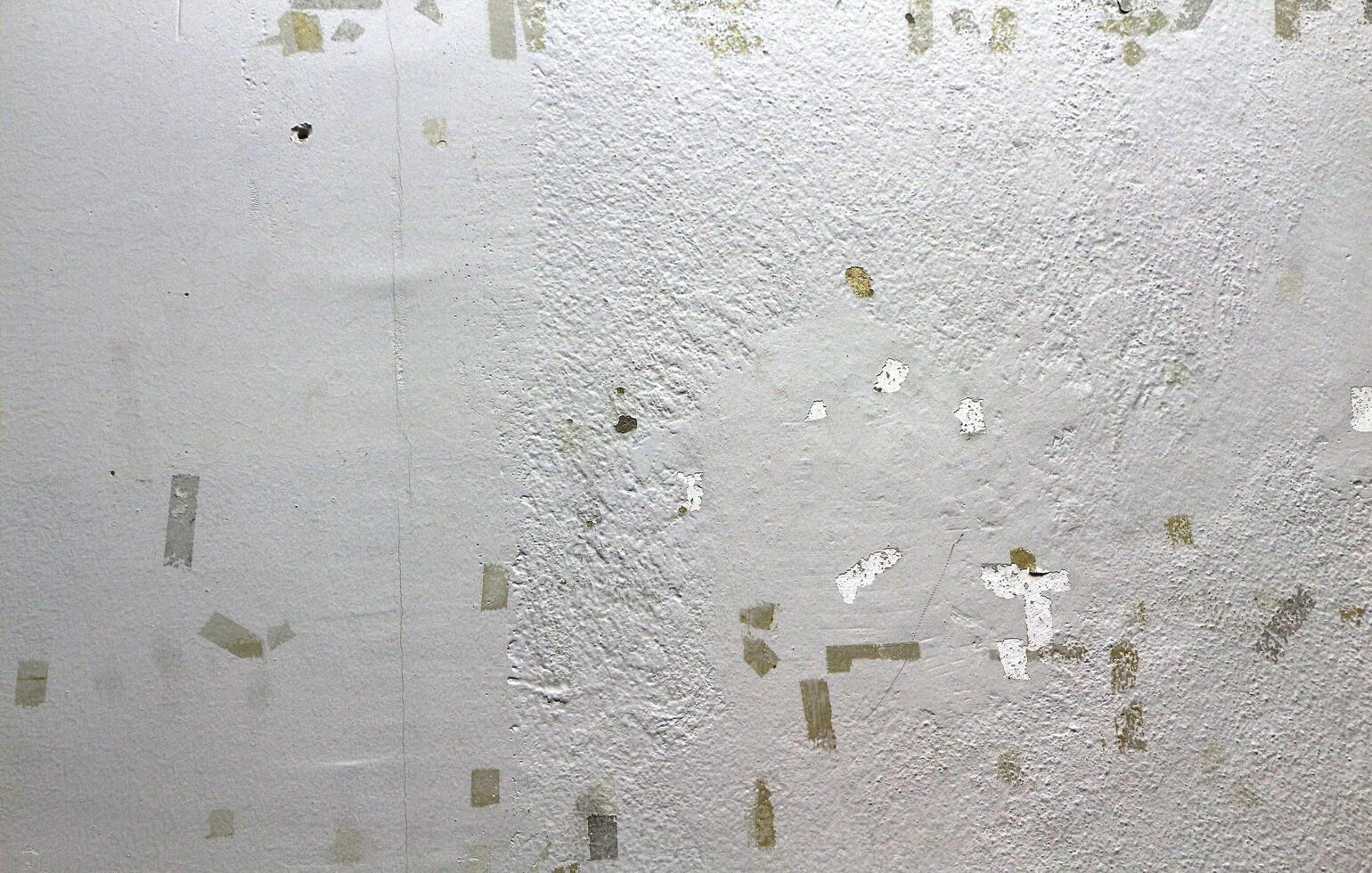 traces de Plastique ruban sur le béton et en bois mur. photo