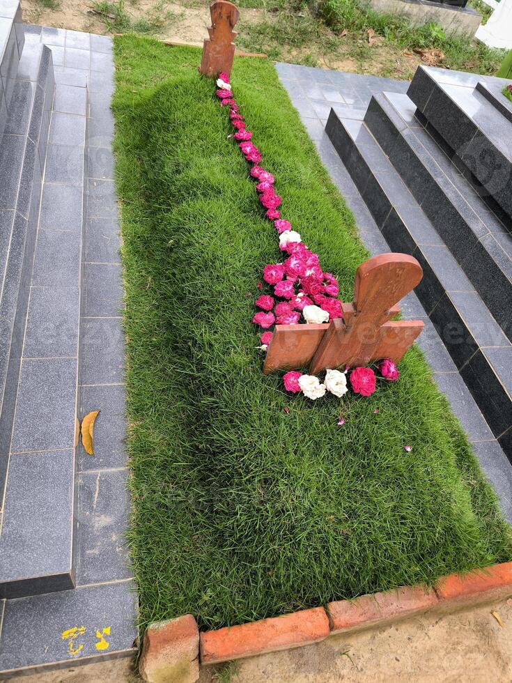 musulman tombes dans Indonésie sont décoré avec Manille herbe les plantes et fleurs photo